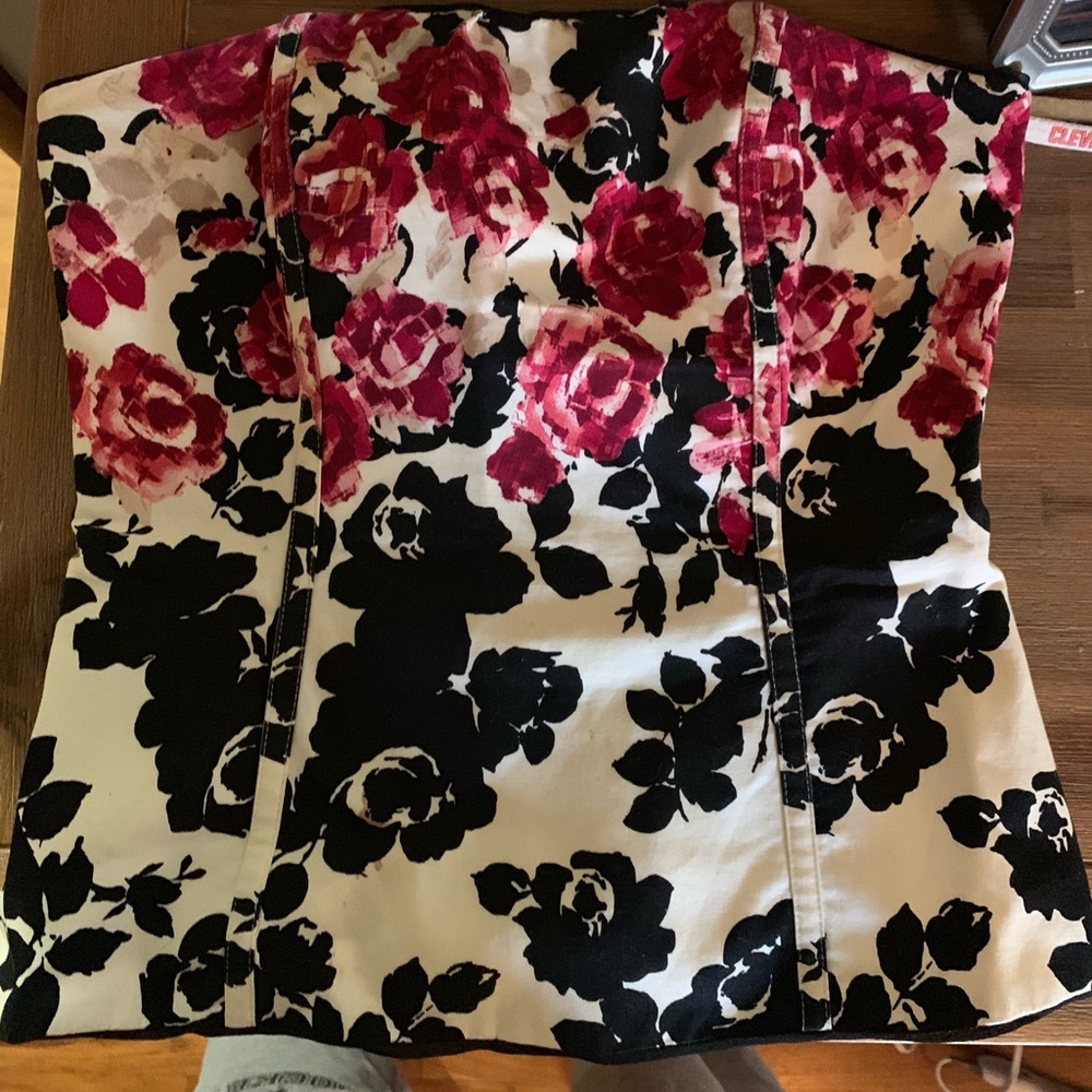 GORGEOUS White House black market corset style top